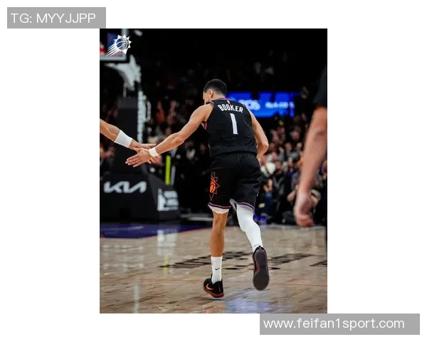 布克表现惊艳第三节独得16分全场砍下33分5板7助助球队取胜 布克表现惊艳第三节独得16分全场砍下33分5板7助助球队取胜